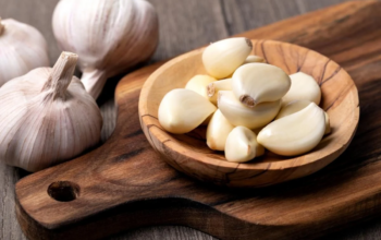 Часник на тарілці